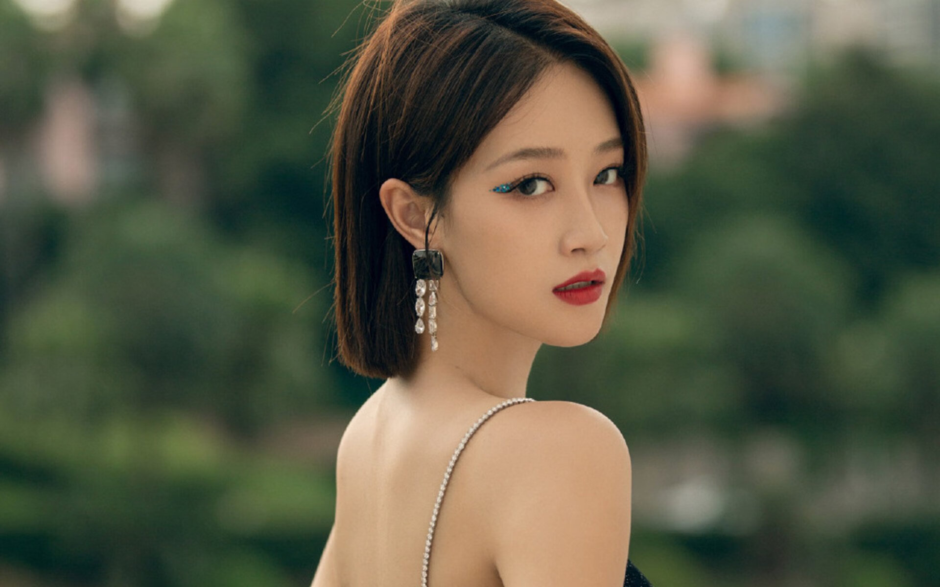 开云官网-女篮新秀培养注重场上决策能力强化执行质量，女篮球队训练计划