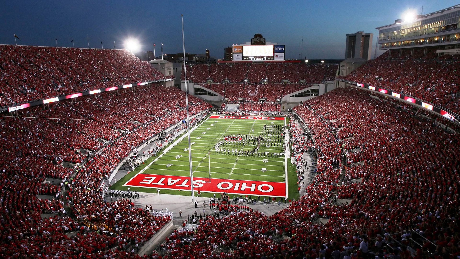 城市CBD中午30分钟快走打卡 白领利用午休走出办公楼